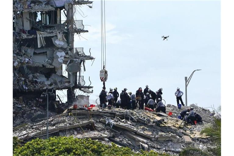 Rettungskräfte suchen in den Trümmern nach Überlebenden. Foto: Lynne Sladky/AP/dpa