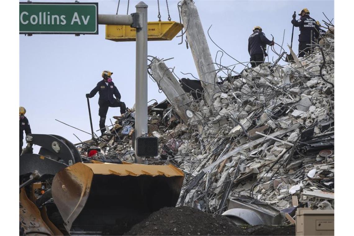 Rettungskräfte suchen in den Trümmern nach Opfern. Foto: Carl Juste/Miami Herald/AP/dpa