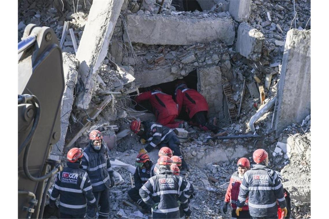Über 40 Tote nach Erdbeben in Osttürkei Rettungskräfte suchen in Elazig in einem zerstörten Gebäude nach Opfern. Foto: Uncredited/AP/dpa
