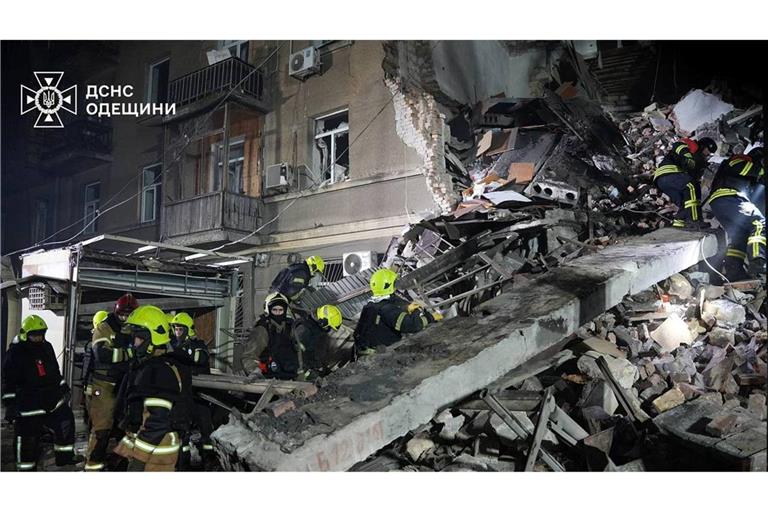 Rettungskräfte suchen in Odessa nach Verschütteten.