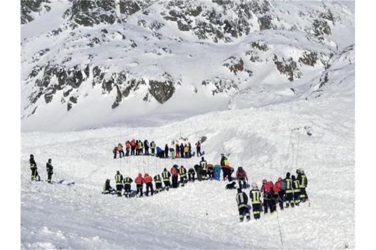 Rettungskräfte suchen nach dem Lawinenabgang im Schnalstal nach Verschütteten. Foto: Uncredited/ANSA/AP/dpa