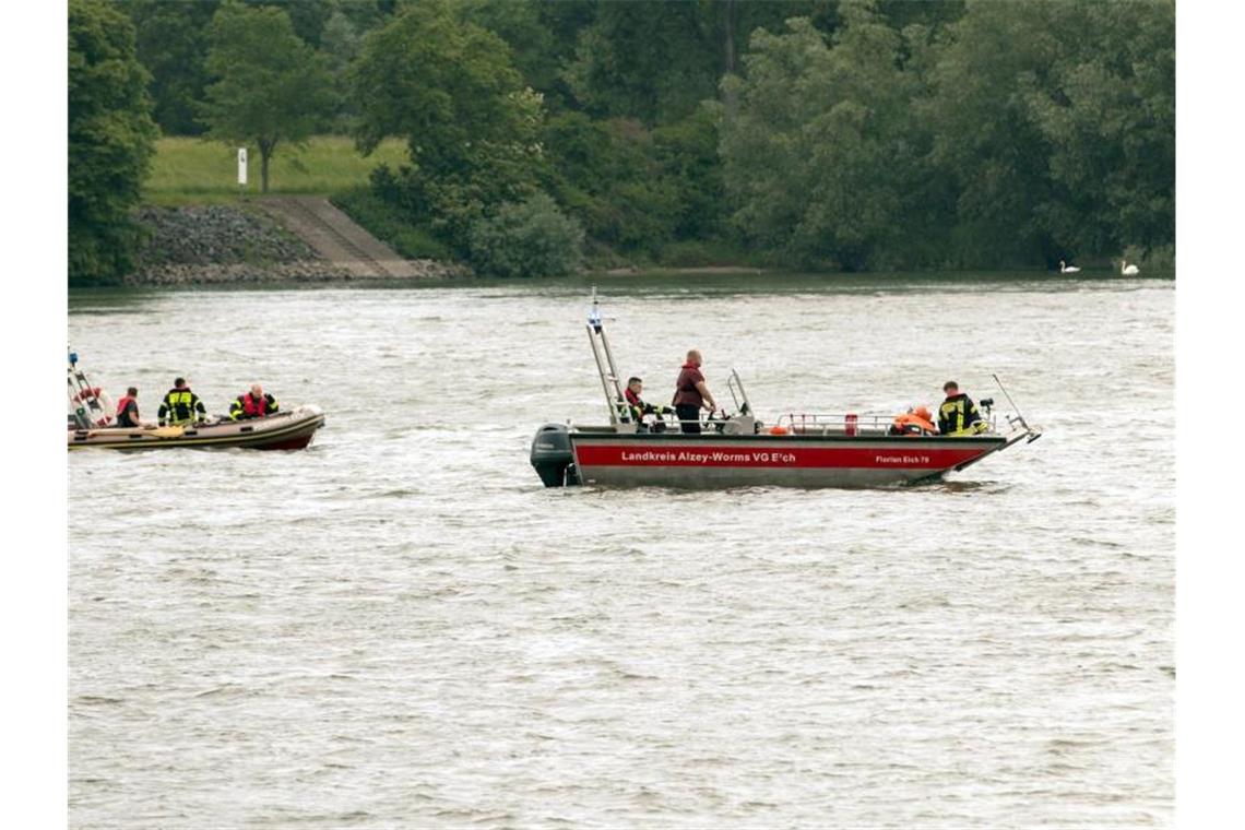 Frau nach Badeunfall im Rhein vermisst - Ehemann gerettet Rettungskräfte suchen nach der vermissten Frau. Foto: Kolsen/5vision/dpa