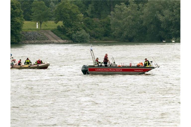 Rettungskräfte suchen nach der vermissten Frau. Foto: Kolsen/5vision/dpa