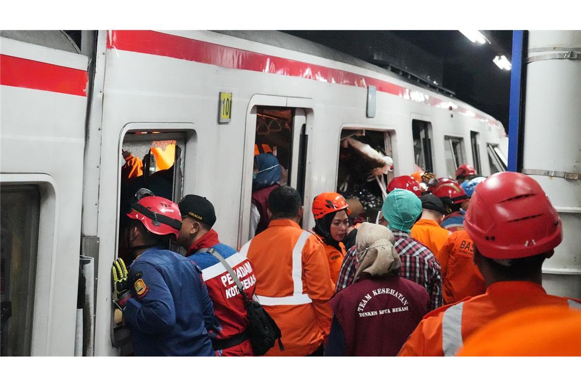 Rettungskräfte suchen nach der Zugkollision noch nach Opfern.
