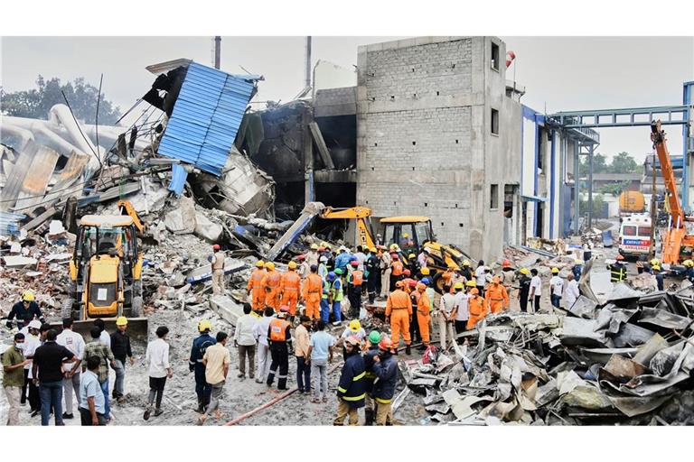 Rettungskräfte suchen nach einer Explosion und einem Brand in einer Pharmafabrik in einem Industriegebiet in der Nähe von Hyderabad nach Überlebenden. (Foto Archiv)