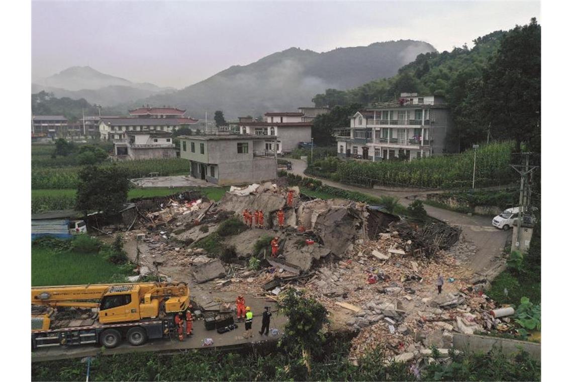 Rettungskräfte suchen nach Personen in einem eingestürzten Gebäude. Foto: Zeng Lang/Xinhua