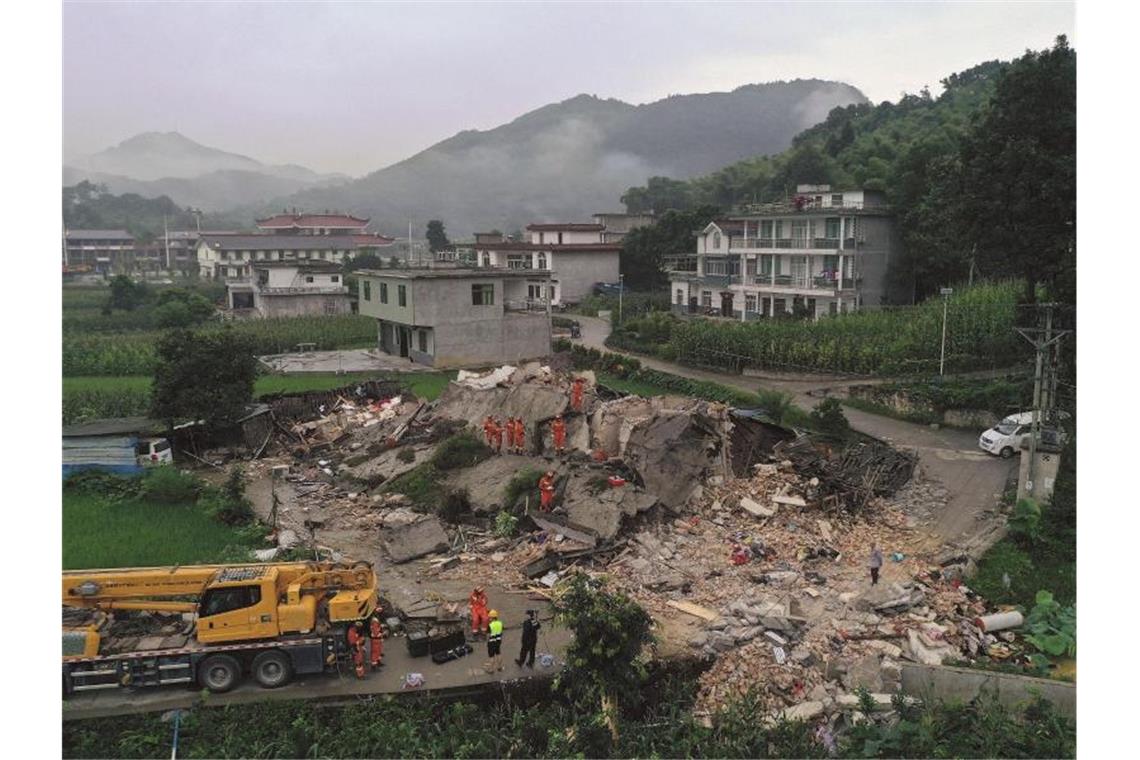 Tote und viele Verletzte bei Erdbeben in Chinas Südwesten Rettungskräfte suchen nach Personen in einem eingestürzten Gebäude. Foto: Zeng Lang/Xinhua