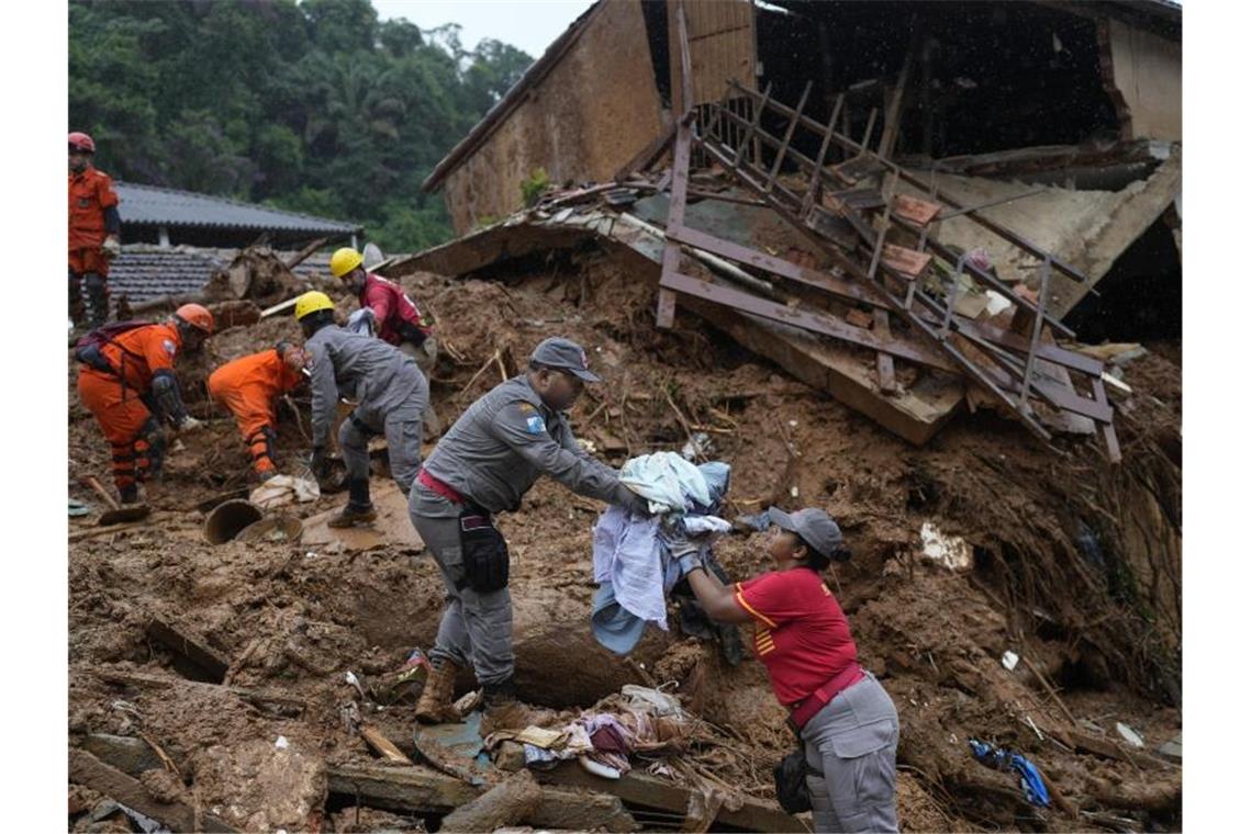Zahl der Toten bei Erdrutschen nahe Rio steigt auf 137 Rettungskräfte suchen nach Überlebenden und Opfern der tödlichen Schlammlawinen in Petrópolis. Foto: Silvia Izquierdo/AP/dpa