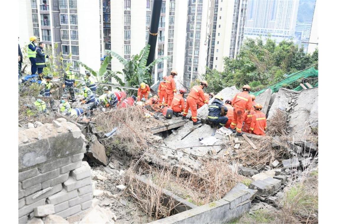 Explosion: Mindestens 16 Tote in Kantine in China Rettungskräfte suchen nach Verschütteten am Ort der Explosion. Foto: -/XinHua/dpa