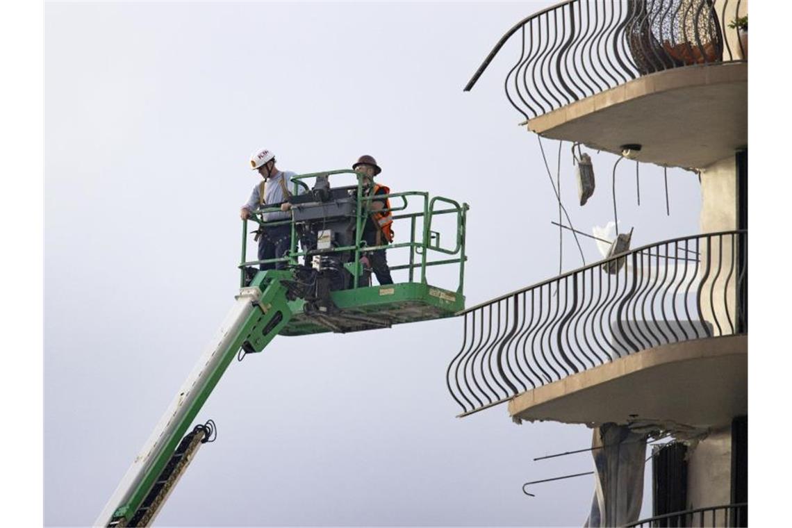 Nach Gebäudeeinsturz in Florida könnte Opferzahl steigen Rettungskräfte suchen von einem Kran aus nach Überlebenden. Foto: David Santiago/Miami Herald/AP/dpa