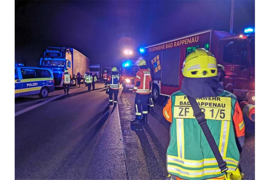 Ein Toter bei Zusammenstoß zwischen Lkw und Auto auf A6 Rettungskräfte versammeln sich an der Unfallstelle. Ein Mensch ist bei einem Unfall auf der A6 nahe Heilbronn ums Leben gekommen. Foto: Julian Buchner/Einsatz-Report24/dpa