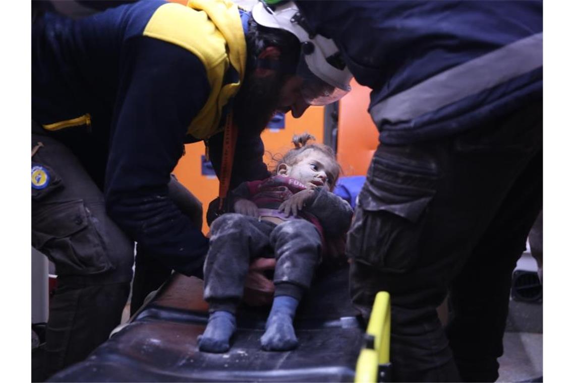 Rettungskräfte versorgen nach einem Luftangriff ein verwundetes Mädchen. Die syrische Armee hat in Idlib sowie in der Provinz Aleppo zuletzt große Geländegewinne verkündet. Foto: Anas Alkharboutli/dpa
