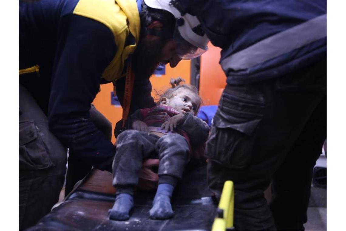 Rettungskräfte versorgen nach einem Luftangriff ein verwundetes syrisches Mädchen. Foto: Anas Alkharboutli/dpa