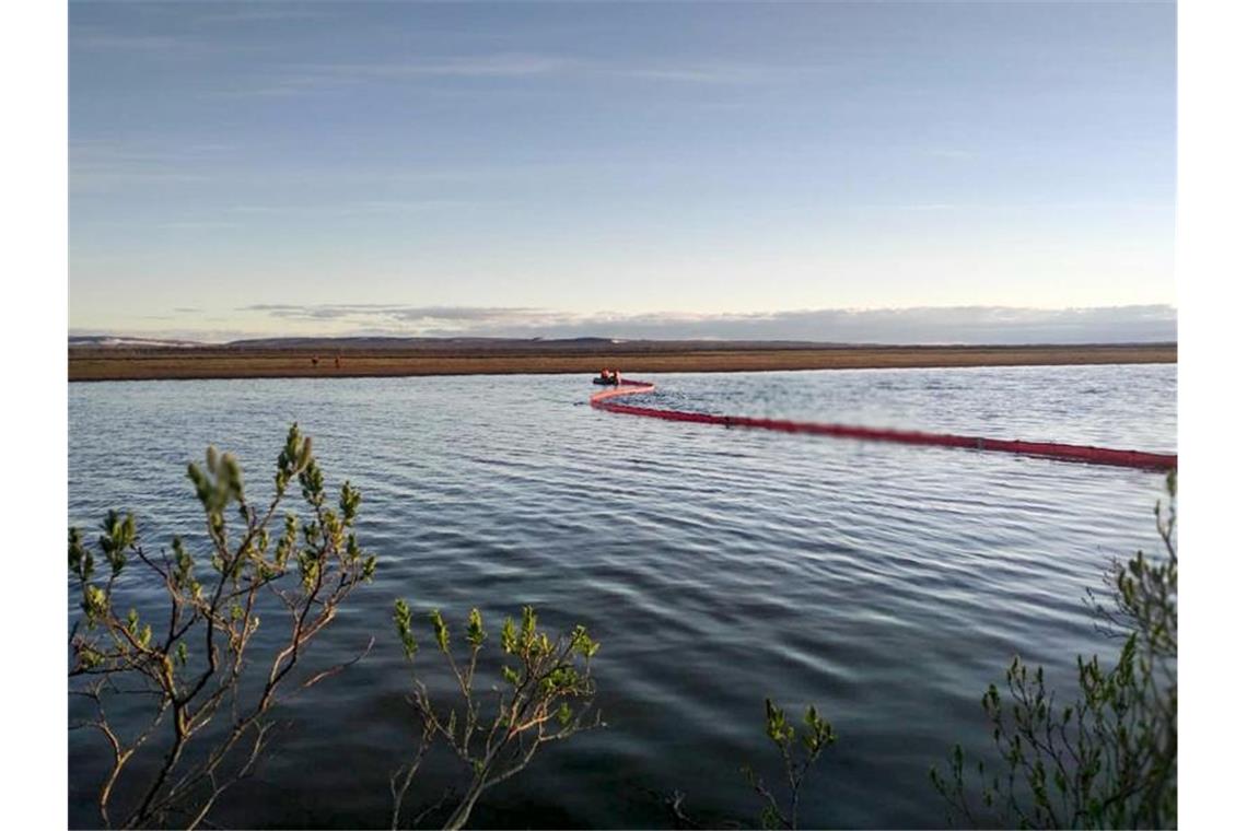 Rettungskräfte versuchen die Ausbreitung eines Ölteppichs 2.900 Kilometer nordöstlich von Moskau einzudämmen. Foto: Uncredited/Russian Marine Rescue Service/AP/dpa