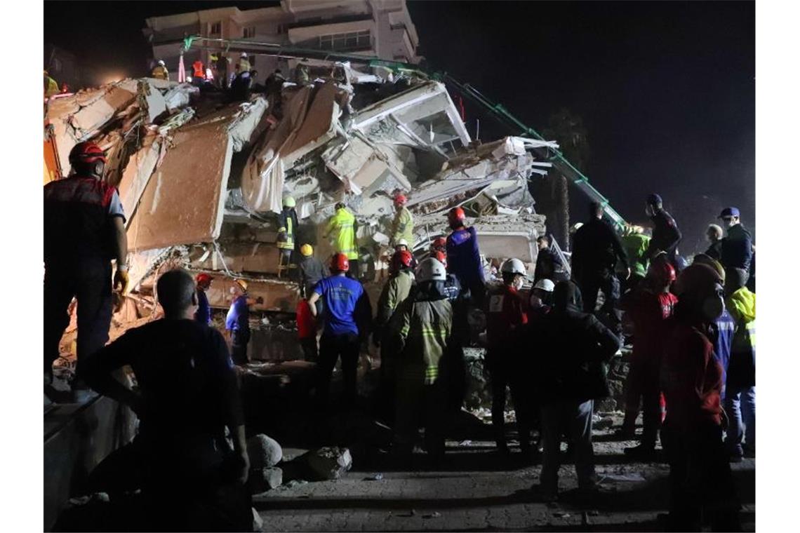 Türkei hofft nach Beben auf weitere Überlebende Rettungskräfte versuchen Menschen zu befreien, die unter den Trümmern eines Gebäudes in Izmir sind. Foto: Aydin Cetinkaya/XinHua/dpa