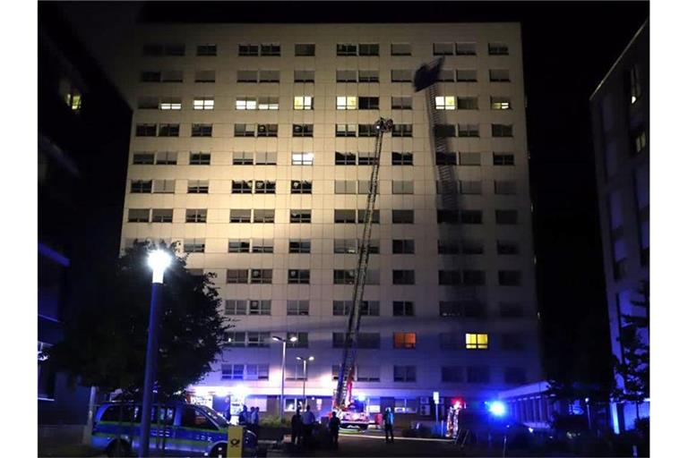 Rettungskräfte vor dem Krankenhaus in Mönchengladbach. Bei einem Brand ist dort ein Patient ums Leben gekommen. Foto: Sascha Rixkens
