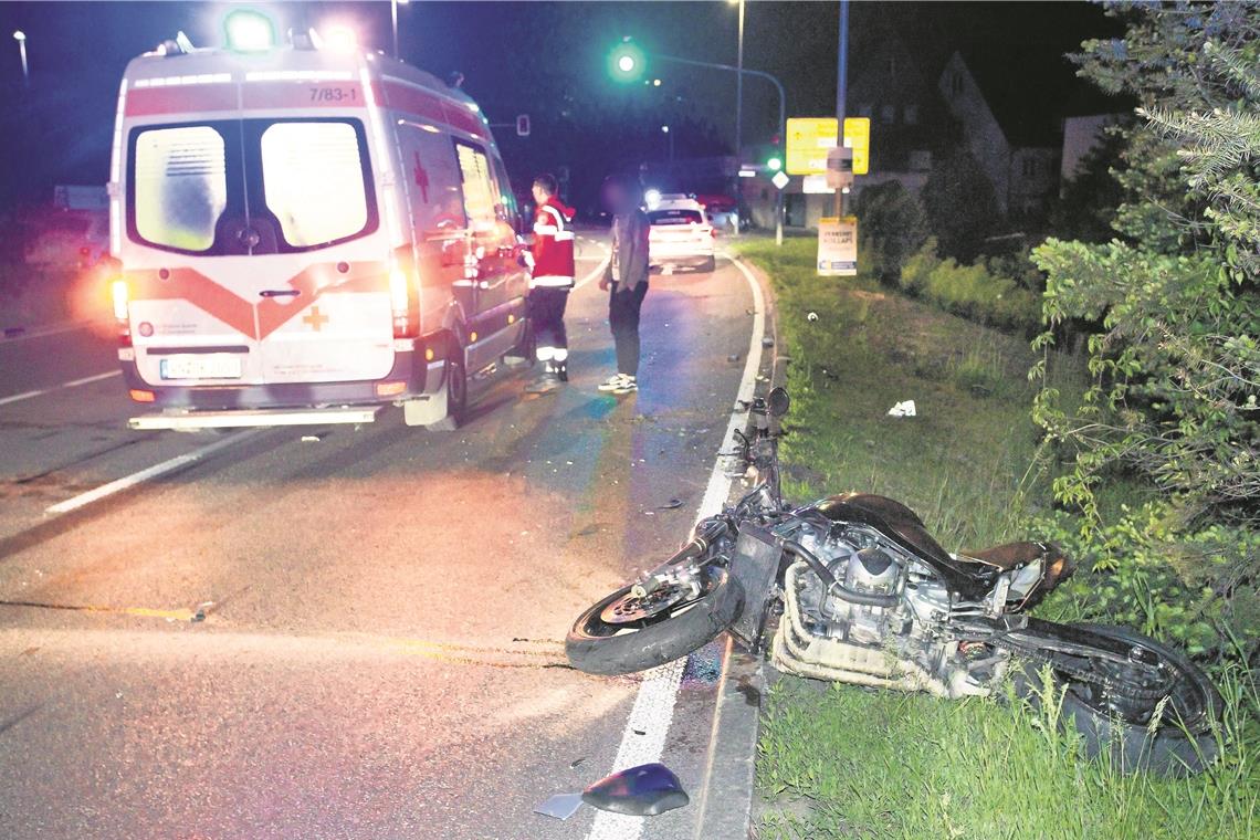 Motorradfahrer prallt auf Auto Rettungskräfte waren nach dem Unfall auf der B14 in Maubach im Einsatz. Foto: B. Beytekin