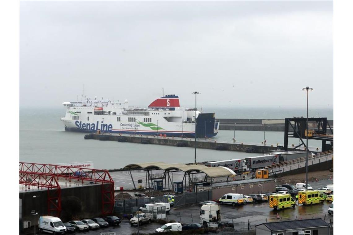 Rettungskräfte warten am Hafen von Rosslare Europort auf die Ankunft der Stena-Fähre aus Frankreich. Foto: Niall Carson/PA Wire/dpa