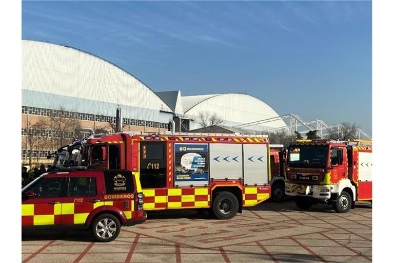 Rettungskräfte warten auf dem Madrider Flughafen Barajas auf die Notlandung des Fluges AC837 von Air Canada. Foto: ---/Europapress/dpa