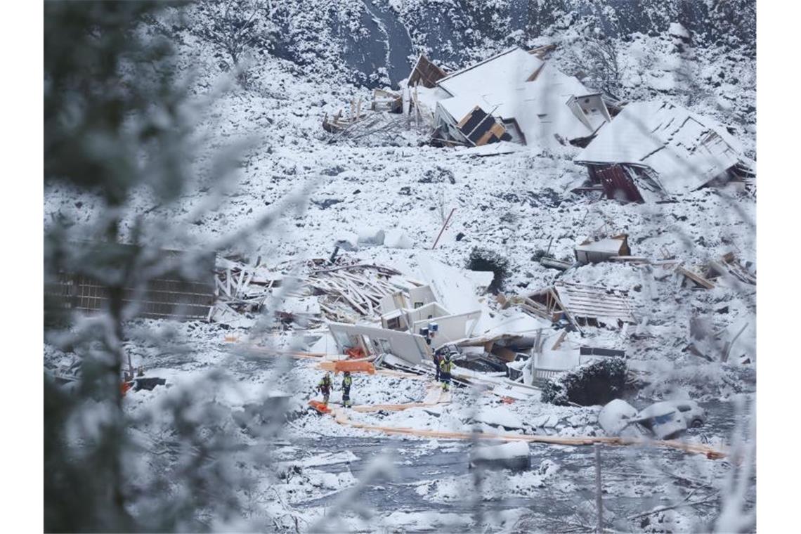 Rettungsmannschaften sind nach dem Erdrutsch in Ask zwischen zerstörten Gebäuden im Einsatz. Foto: Tor Erik Schroeder/ntb/AP/dpa