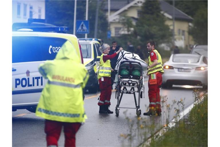 Rettungssanitäter treffen am Einsatzort ein. Foto: Terje Pedersen