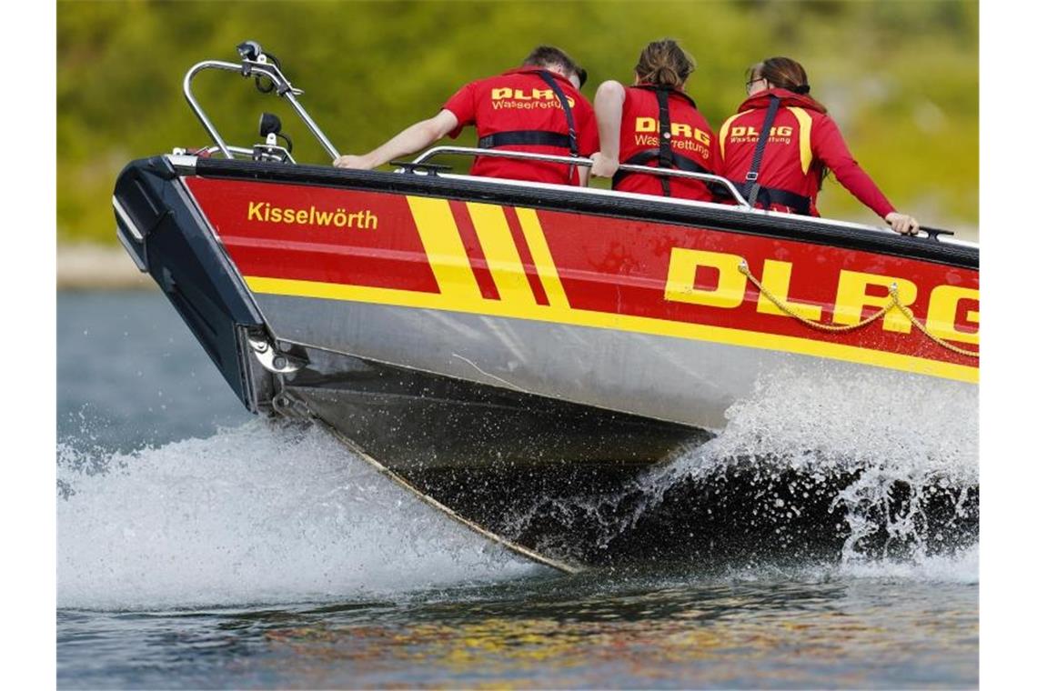 Rettungsübung der Deutschen Lebens-Rettungs-Gesellschaft (DLRG) auf dem Rhein. Foto: Uwe Anspach/dpa/Archivbild