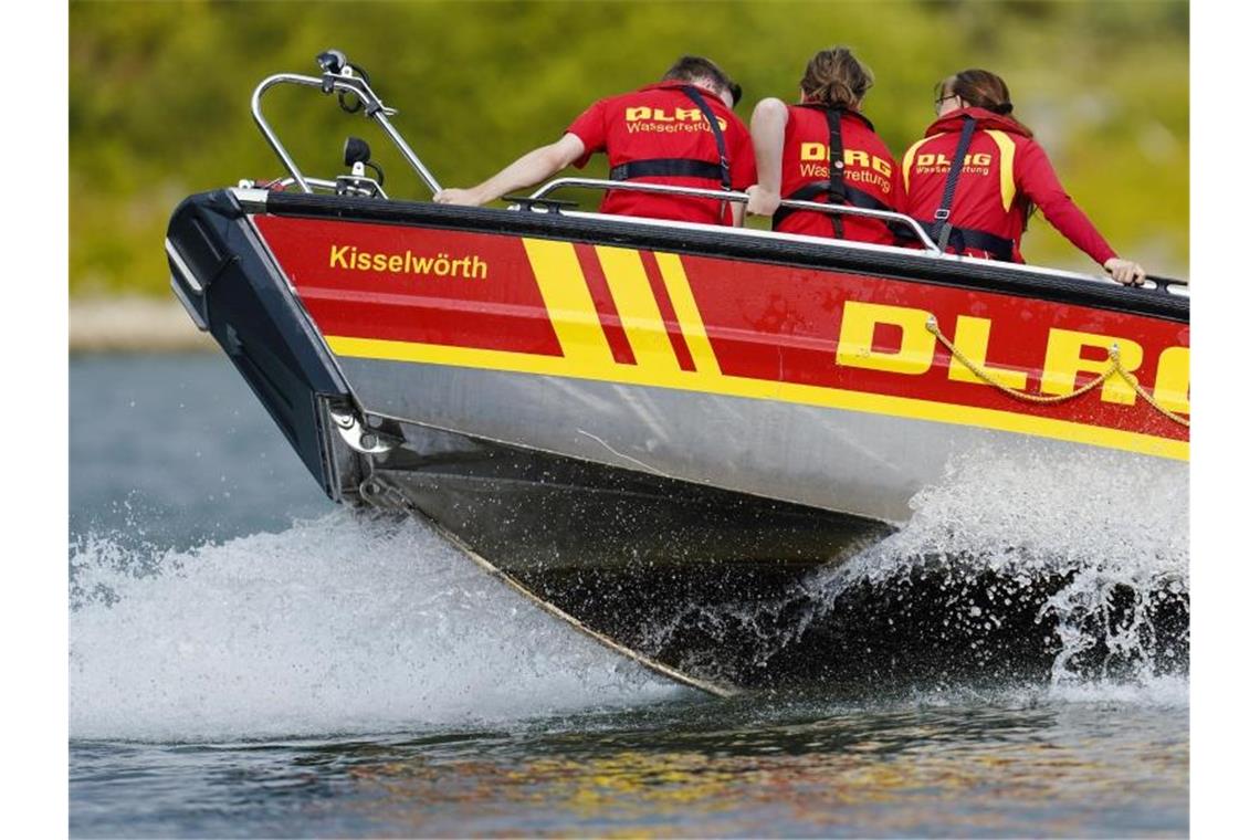 Corona-Jahr 2020: Weniger Badetote - mehr Nichtschwimmer Rettungsübung der Deutschen Lebens-Rettungs-Gesellschaft auf dem Rhein. Foto: Uwe Anspach/dpa