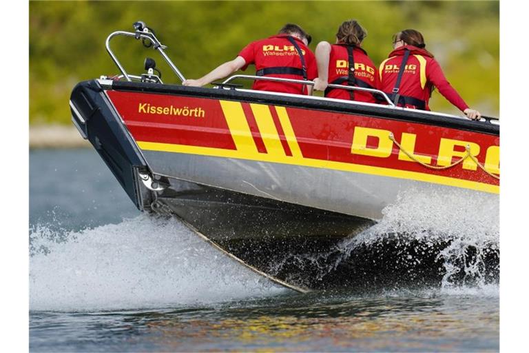 Rettungsübung der Deutschen Lebens-Rettungs-Gesellschaft auf dem Rhein. Foto: Uwe Anspach/dpa