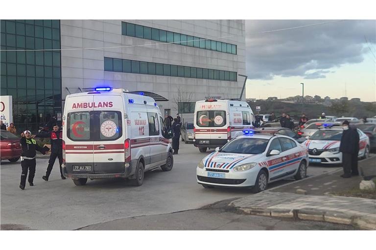 Rettungswagen bringen Verletzte in ein Krankenhaus in Yalova. Bei einem Schusswechsel in der Stadt starben drei Polizisten und sechs Extremisten.