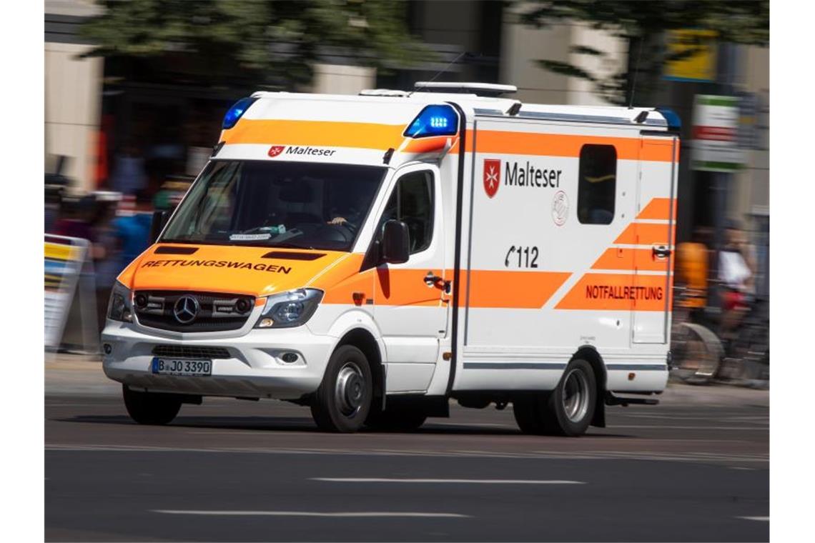 Linienbusfahrer soll Rettungswagen umgeparkt haben Rettungswagen mit Blaulicht. Foto: Jens Büttner/Archiv