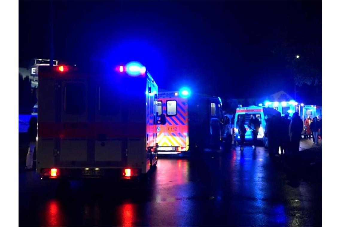 Rettungswagen und Polizei vor der Diskothek in Friesoythe. Foto: Andre van Elten/TNN/dpa