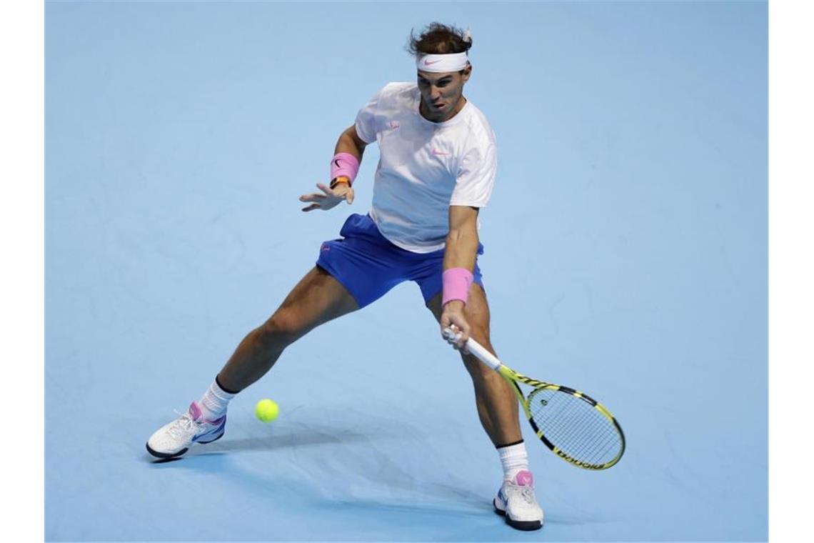 Returniert einen Ball seines Gegners aus Deutschland: Rafael Nadal in Aktion. Foto: Kirsty Wigglesworth/AP/dpa