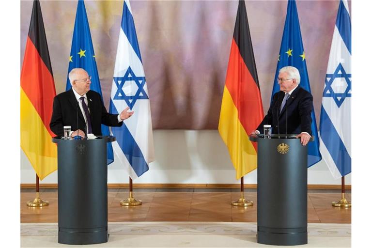 Reuven Rivlin (l) und Frank-Walter Steinmeier verbindet eine Freundschaft. Foto: Bernd von Jutrczenka/dpa