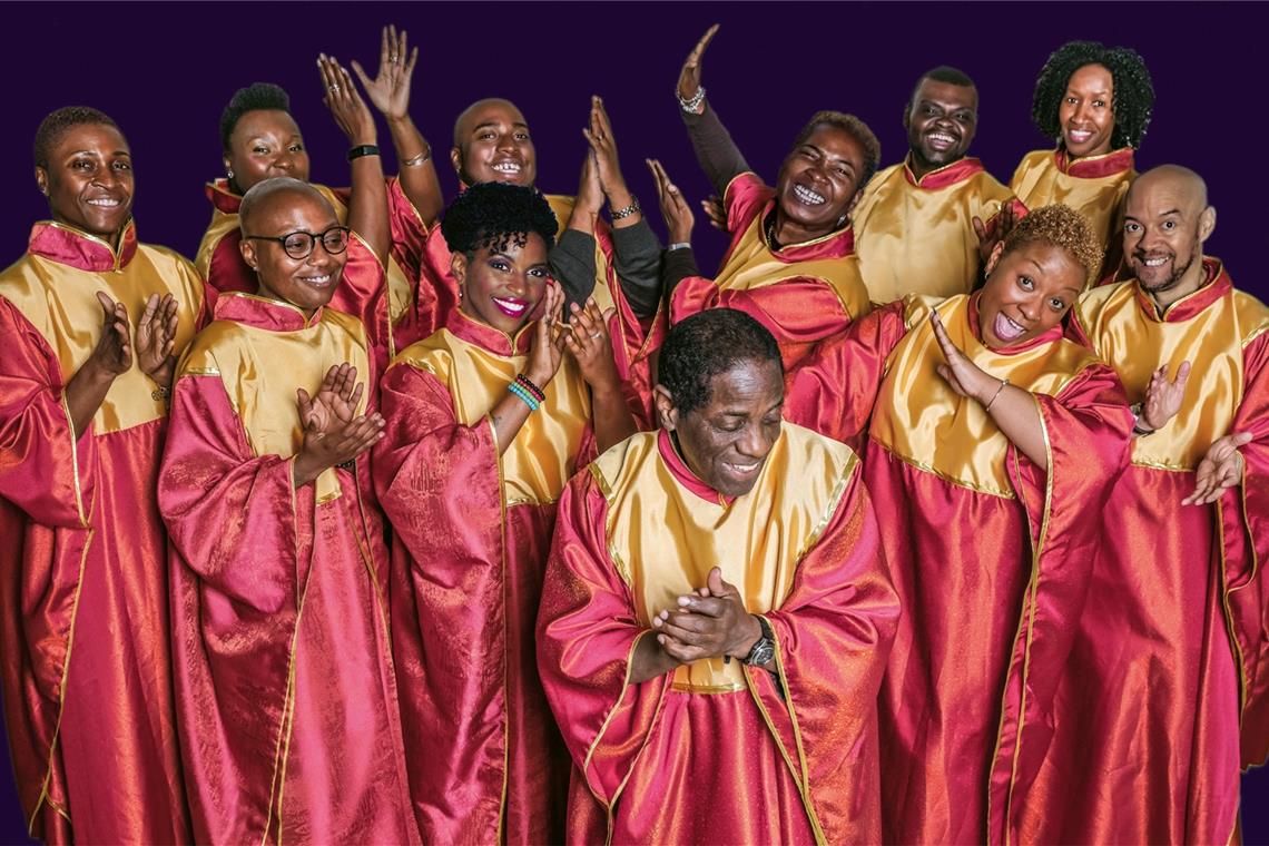 Hochkarätiges nach langer Kulturdürre Reverend Dwight Robson (Mitte vorne) ist der Musical Director der Golden Voices of Gospel, die immer wieder bei TV-Schlagershows zu sehen sind und mit Stars der Szene wie Florian Silbereisen und Helene Fischer auf der Bühnen stehen. Foto: Black Artist Management/Renee