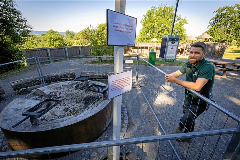 Revierförster Christian Hamann am gesperrten Grillplatz auf dem Auenwalder Zwiebelberg. Fotos: Alexander Becher