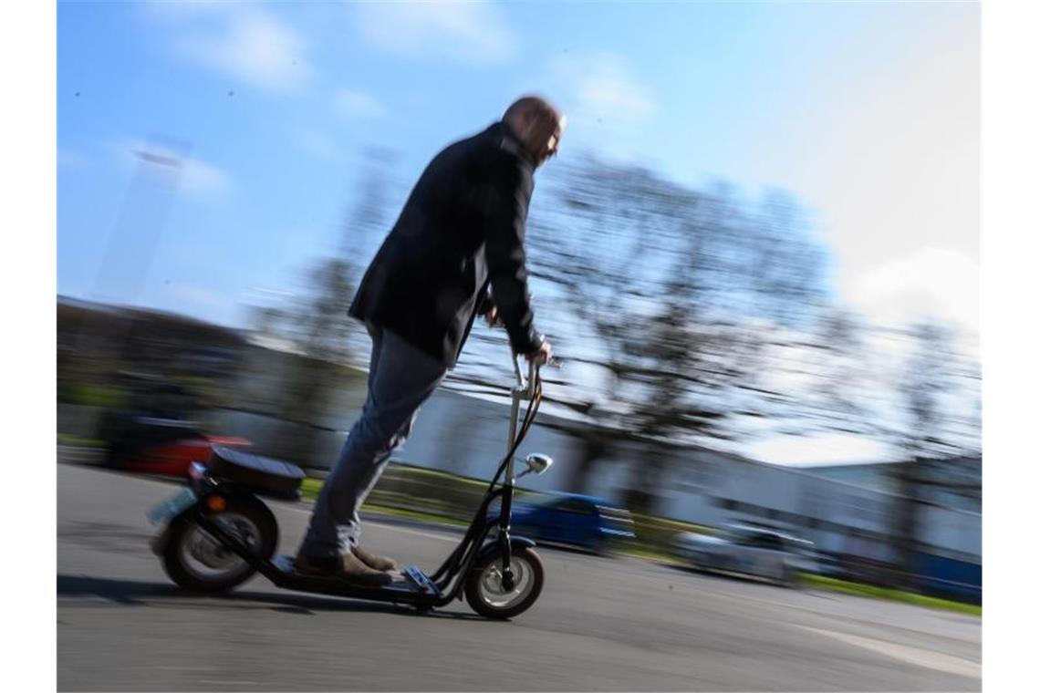 Revolution im Stadtverkehr? Laut einer Umfrage können sich 56 Prozent der Teilnehmer nicht vorstellen, mit einem E-Tretroller zu fahren. Foto: Christophe Gateau