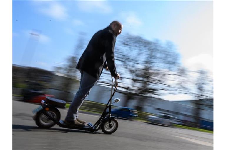 Revolution im Stadtverkehr? Laut einer Umfrage können sich 56 Prozent der Teilnehmer nicht vorstellen, mit einem E-Tretroller zu fahren. Foto: Christophe Gateau
