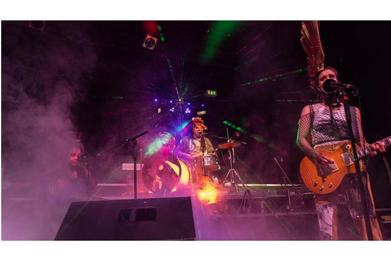 Revolutionäre Meisen: Das Performancekollektiv  Apokalyptische Tänzerin*nen verkleidet sich im Theater Rampe kurz mal als Punkband.