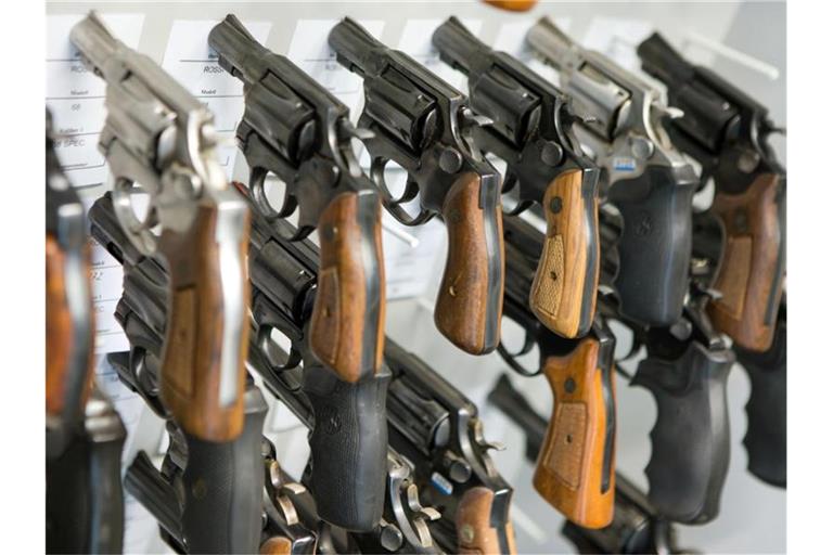 Revolver hängen in der Waffenkammer des Landeskriminalamts Mecklenburg-Vorpommern. - Bei den gefundenen Waffen handelt es sich laut Bundesinnenministerium etwa um Faustfeuerwaffen, Langwaffen, Kriegswaffen, Pyrotechnik oder Hieb- und Stichwaffen. Foto: Jens Büttner/Symbol