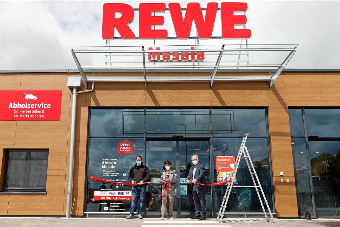 Neue Einkaufsmöglichkeit im Ort Rewe-Marktleiter Alessio Masala (links) bei der Eröffnung seines Markts zusammen mit Bürgermeisterin Irmtraud Wiedersatz und Alois Schöllhorn (Bauunternehmung Böpple GmbH). Foto: J. Fiedler