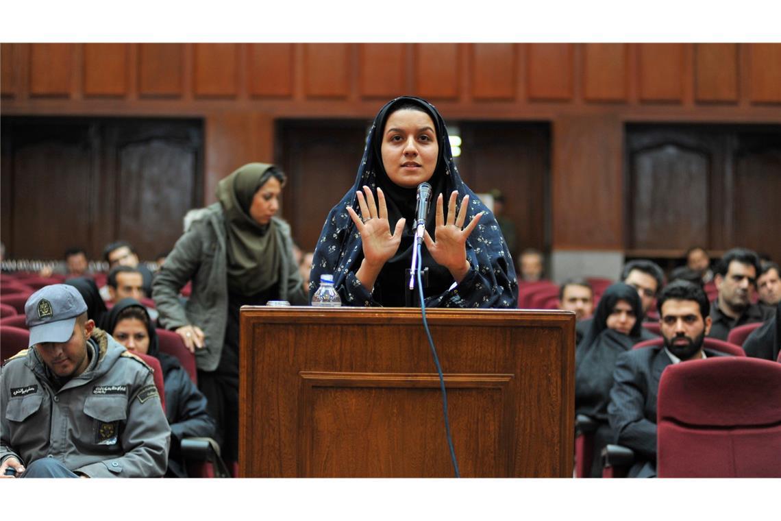Ein Todesurteil, das die Welt erschütterte Reyhaneh Jabbari im Gerichtssaal.