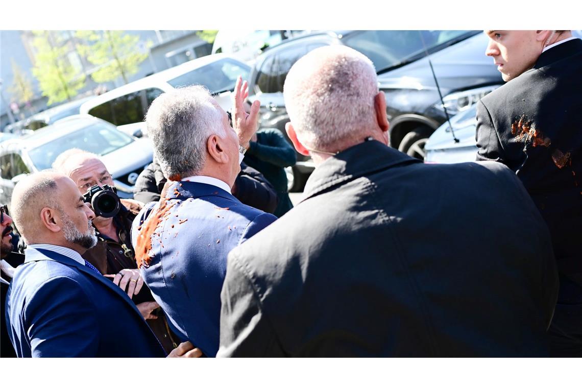 Pahlavi für harten Kurs gegen Iran - Attacke mit Flüssigkeit