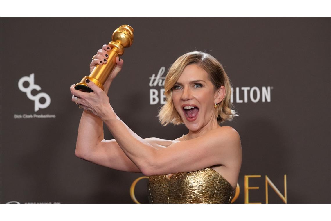 Rhea Seehorn posiert im Presseraum mit dem Preis für die beste Leistung einer Schauspielerin in einer Fernsehserie - Drama für „Pluribus“.