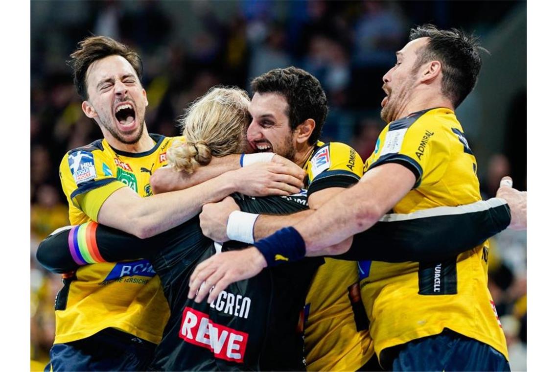Löwen drehen Handball-Tospiel und stoppen THW Kiel Rhein-Neckars Patrick Groetzki (l-r), Torwart Mikael Appelgren, Ilija Abutovic und Gedeon Guardiola Villaplana jubeln über den Sieg. Foto: Uwe Anspach/dpa