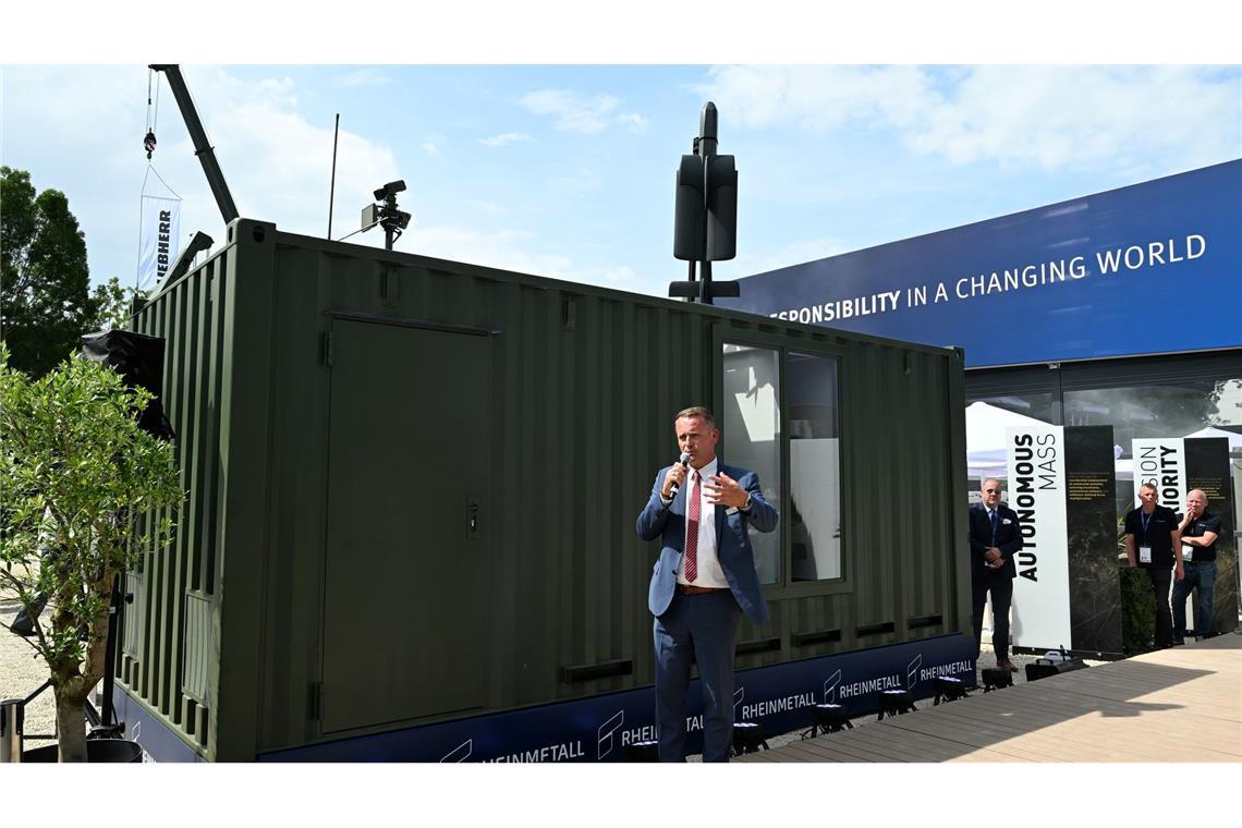 Rheinmetall-Manager Timo Haas bewarb den Abschuss-Container bei der Rüstungsmesse Eurosatory. Auf dem Dach des Containers ist eine Kamikaze-Drohne zu sehen.