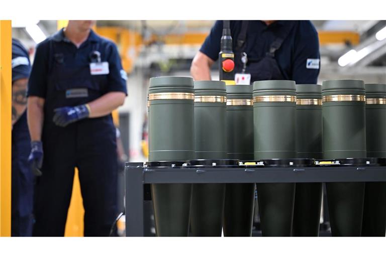 Rheinmetall-Mitarbeiter sind im Werk Unterlüß mit dem Verschließen von 155-Millimeter-Artilleriegranaten beschäftigt. Die Nachfrage nach solcher Munition ist stark gestiegen. (Archivbild)