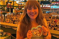 Ricarda Lang mit Lebkuchenherz beim diesjährigen Oktoberfest. Screenshot: BKZ