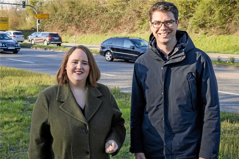Ricarda Lang zusammen mit Ralf Nentwich bei einem B-14-Ortstermin in Backnang im April. Foto: Alexander Becher