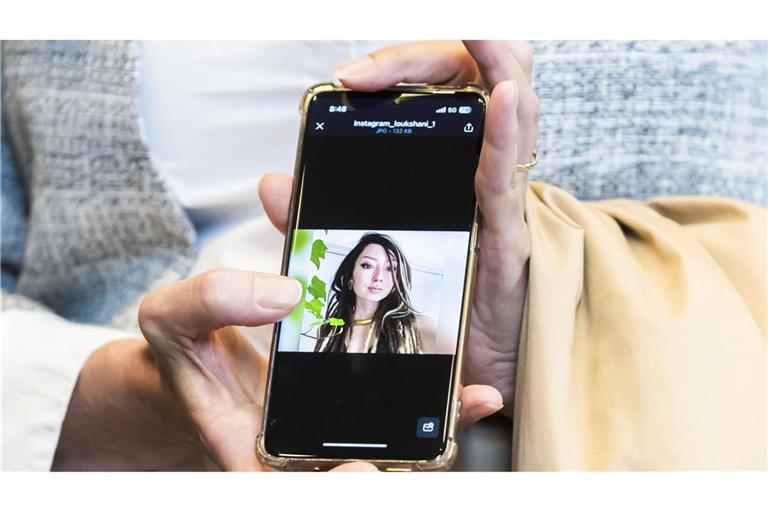 Ricarda Louk zeigt ein Foto ihrer durch die Hamas entführten Tochter Shani Louk.