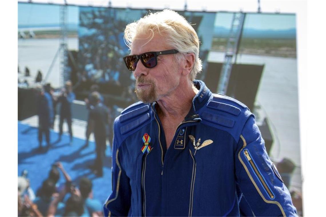 Virgin Galactic startet Verkauf von Trips ins All Richard Branson verkauft Tickets für einen Flug ins All. Knapp 400.000 Euro kostet der Spaß. Foto: Andres Leighton/FR171260 AP/dpa